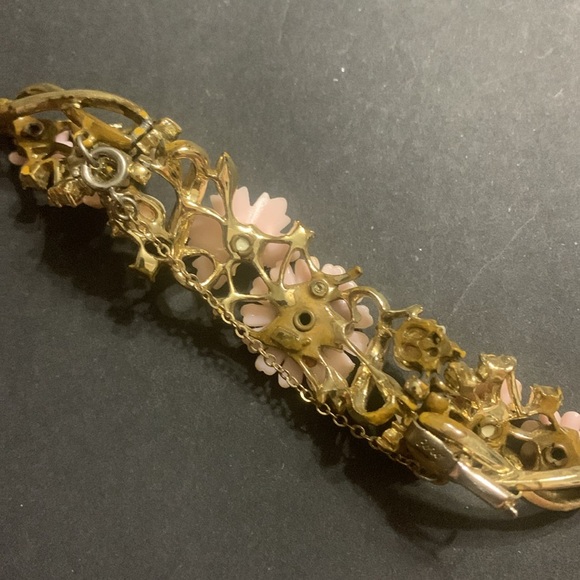 Vintage Coro Pink Flower bracelet set in gold metal w/ safety chain - Picture 9 of 9